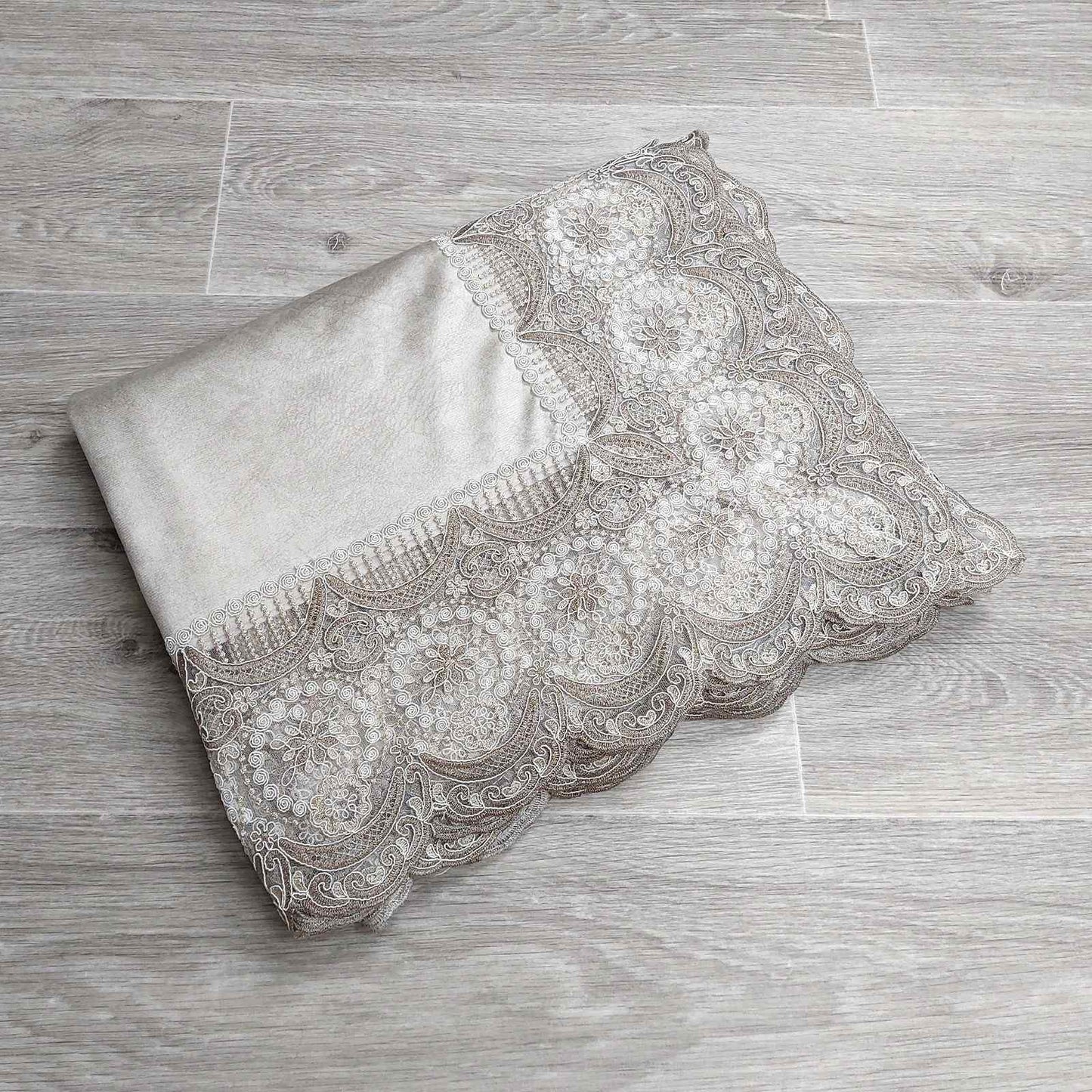 Copritavola in velluto krem con Pizzo C122
