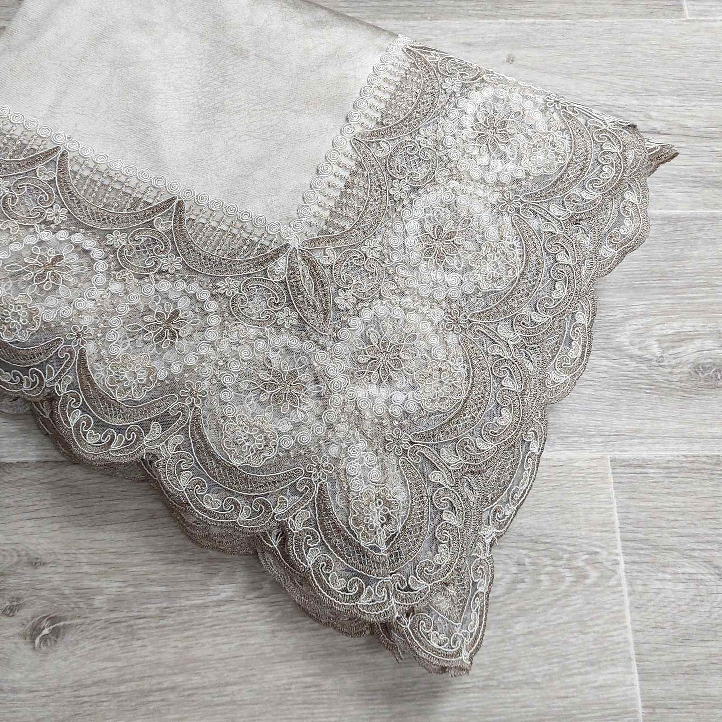 Copritavola in velluto krem con Pizzo C122