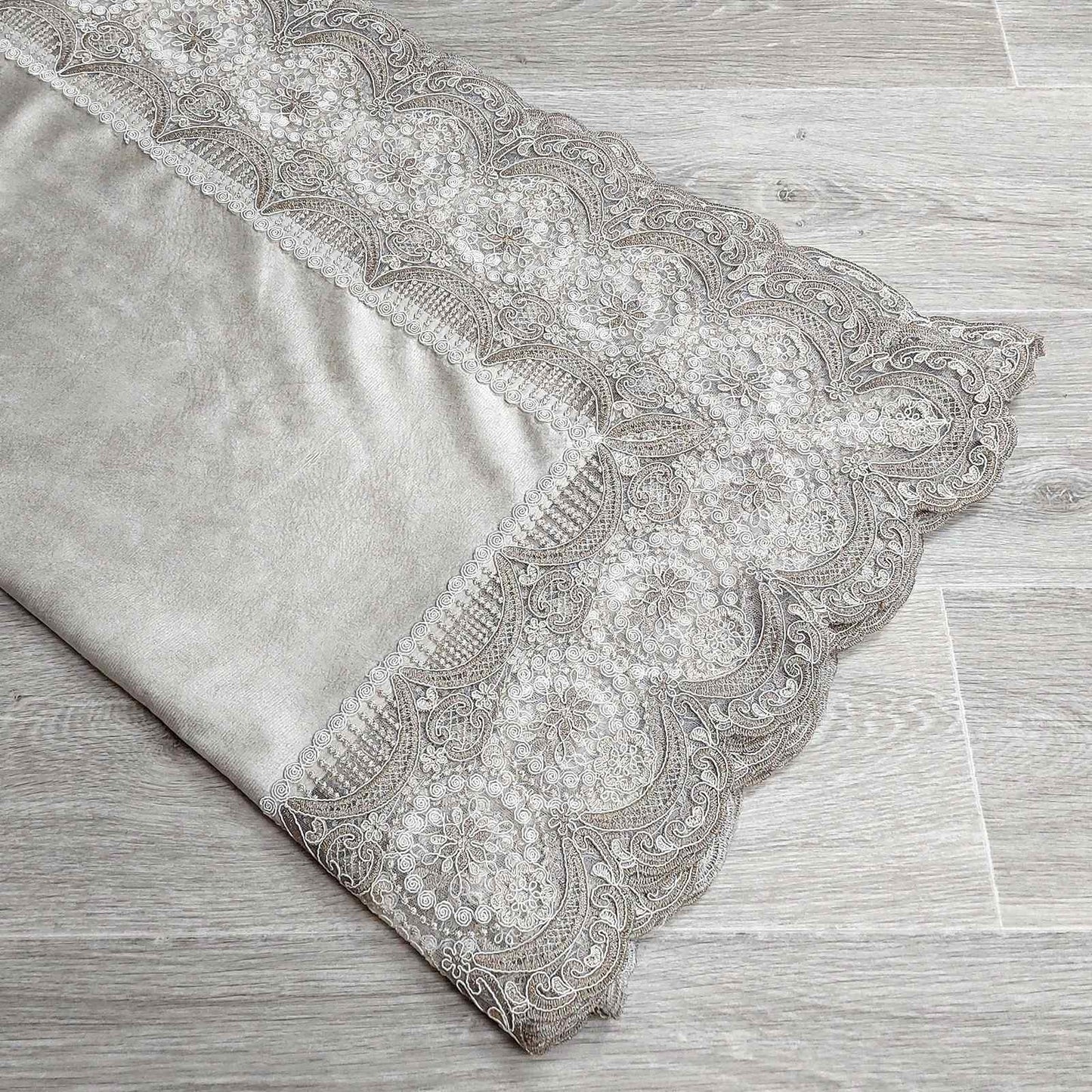 Copritavola in velluto krem con Pizzo C122