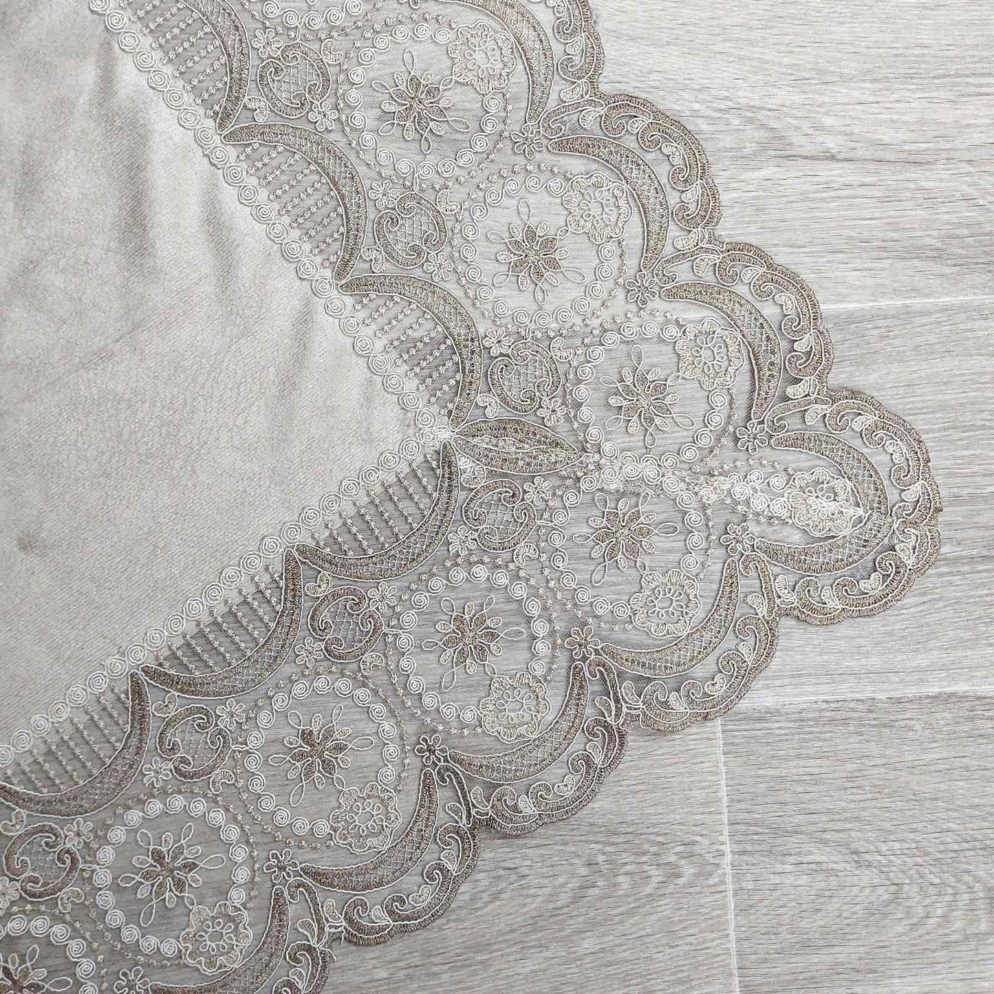 Copritavola in velluto krem con Pizzo C122