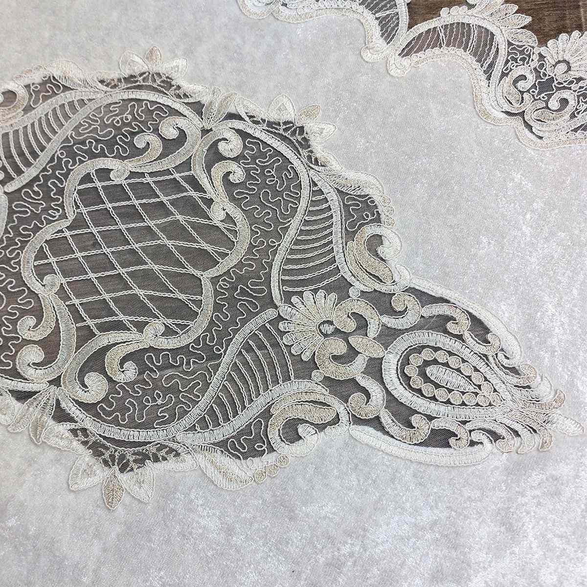 Runner in velluto con tulle ricamato 65 x 155 cm - R103